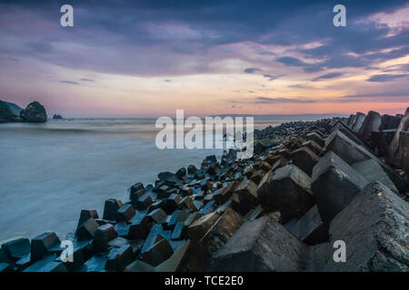 Hochwasserschutz am Strand, Pancer Beach, Indonesien Stockfoto