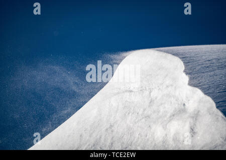 Sturm, Schnee von einem Bergrücken in der Nähe der Kootenays Kaslo, British Columbia, Kanada blasen Stockfoto