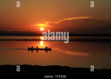 Silhouette von Fisherman Segeln auf Limboto See, Gorontalo, Indonesien Stockfoto