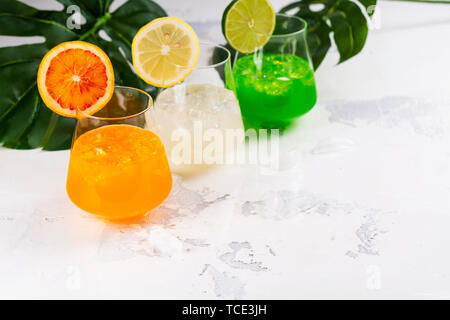 Tropischer Sommer cocktails Stockfoto