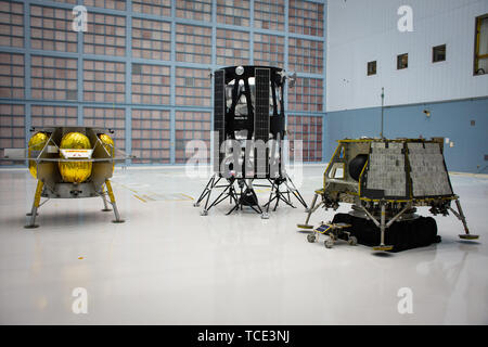 Die OrbitBeyond Z-01 Lunar Lander, rechts, Nova-C lander von der intuitiven Maschinen, Mitte, und der Astrobotic Peregrine Lunar Lander alle für die NASA Commercial Lunar Nutzlast Dienstleistungen Artemis Programm entwickelt, auf Anzeige am Goddard Space Flight Center und dem 31. Mai 2019 in Greenbelt, Maryland. Die Inselbewohner waren die drei kommerzielle Anbieter, die von der NASA ausgewählt eine Nutzlast auf der Mondoberfläche bis 2014 tragen. Stockfoto