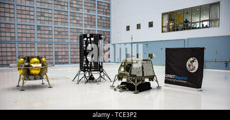 Die OrbitBeyond Z-01 Lunar Lander, rechts, Nova-C lander von der intuitiven Maschinen, Mitte, und der Astrobotic Peregrine Lunar Lander alle für die NASA Commercial Lunar Nutzlast Dienstleistungen Artemis Programm entwickelt, auf Anzeige am Goddard Space Flight Center und dem 31. Mai 2019 in Greenbelt, Maryland. Die Inselbewohner waren die drei kommerzielle Anbieter, die von der NASA ausgewählt eine Nutzlast auf der Mondoberfläche bis 2014 tragen. Stockfoto