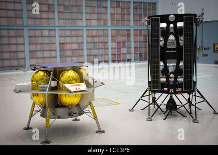 Die Nova-C Lunar Lander von der intuitiven Maschinen, rechts, und der Astrobotic Peregrine Lunar Lander, alle für die NASA Commercial Lunar Nutzlast Dienstleistungen Artemis Programm entwickelt, auf Anzeige am Goddard Space Flight Center und dem 31. Mai 2019 in Greenbelt, Maryland. Die Inselbewohner waren zwei der drei kommerzielle Anbieter, die von der NASA ausgewählt eine Nutzlast auf der Mondoberfläche bis 2014 tragen. Stockfoto