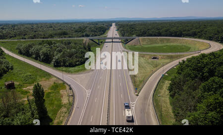 Luftaufnahme von Autobahn Kleeblatt interchange von oben gesehen. Stockfoto