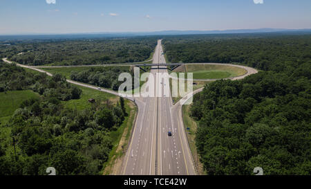 Luftaufnahme von Autobahn Kleeblatt interchange von oben gesehen. Stockfoto