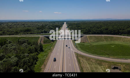 Luftaufnahme von Autobahn Kleeblatt interchange von oben gesehen. Stockfoto