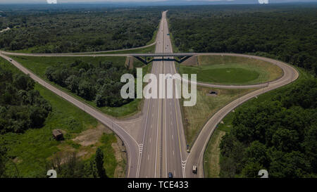 Luftaufnahme von Autobahn Kleeblatt interchange von oben gesehen. Stockfoto