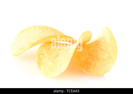 Leckere Chips isoliert auf weißem Stockfoto