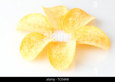 Leckere Chips isoliert auf weißem Stockfoto