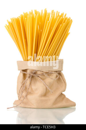 Pasta in einer Tasche isoliert auf weißem Stockfoto