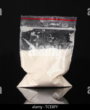Kokain im Paket auf schwarzem Hintergrund Stockfoto