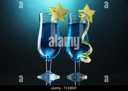 Blue Cocktail in Gläsern auf blauem Hintergrund Stockfoto