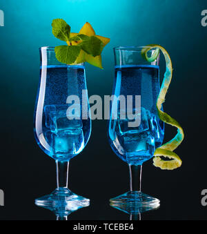 Blue Cocktail in Gläsern auf blauem Hintergrund Stockfoto