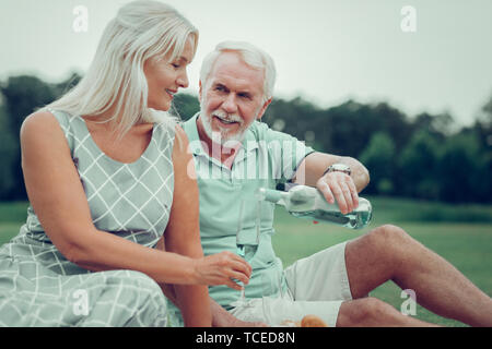 Romantisches Picknick. Sehr schöne Frau mit einem Glas Champagner, während für die in sie gegossen werden warten Stockfoto