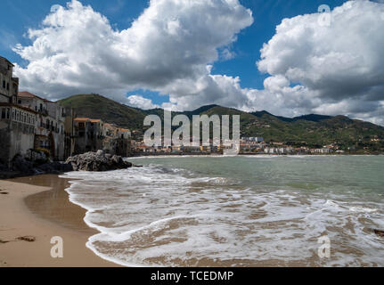 Am Strand in Cefalu, Sizilien. Stockfoto