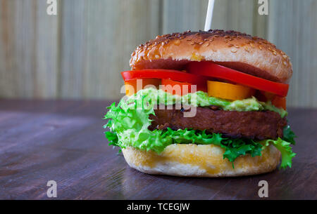 Leckere veggie Burger mit Soja rissole, Gemüse und Salat auf Teller serviert Stockfoto