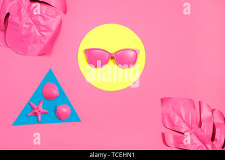 Zwei lackiert rosa tropischen palm leaf von monstera Fashion Sonnenbrille auf gelben Hintergrund. Minimalismus. Stockfoto