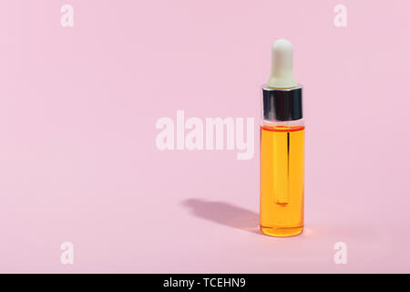 Dropper Glasflasche Mock-Up. Serum Hautpflege Kosmetik auf rosa Hintergrund, Banner oder Vorlage. Beauty Produkt Konzept. Stockfoto