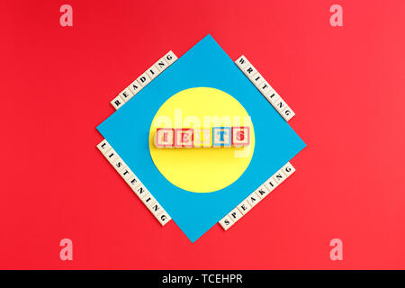 Wort IELTS und Worte Lesen, Hören, Schreiben, Sprechen auf farbigen Hintergrund. USA Prüfung. Der Englischen Sprache Konzept, Stockfoto