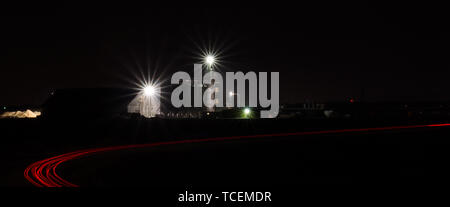 Reis Silos und Mühle bei Nacht durch die Nacht. Stockfoto