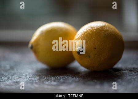 Zwei Zitronen dunkle Oberfläche Stockfoto