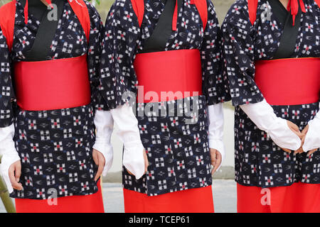 Japanische junge Mädchen in traditionellen Kimono für die Bepflanzung auf dem Rohreis farm Land vorbereitet Stockfoto