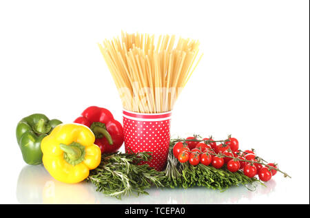 Spaghetti in rot Schale, Paprika, Tomaten Cherry und Rosmarin auf weißen isoliert Stockfoto