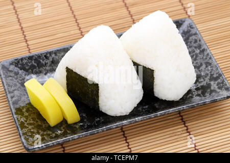 Onigiri, Japanisch essen, Japanisch, Reis, Reis Dreieck mit Algen Stockfoto