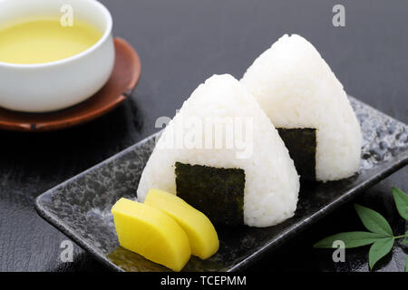 Onigiri, Japanisch essen, Japanisch, Reis, Reis Dreieck mit Algen Stockfoto