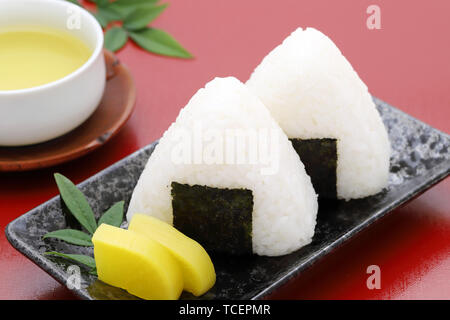 Onigiri, Japanisch essen, Japanisch, Reis, Reis Dreieck mit Algen Stockfoto