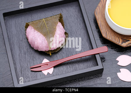 Japanische Süßwaren, Cherry Blossom Reiskuchen Sakura Mochi Stockfoto