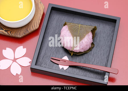 Japanische Süßwaren, Cherry Blossom Reiskuchen Sakura Mochi Stockfoto