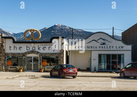 INVERMERE, KANADA - 21. MÄRZ 2019: Hauptstraße in einer kleinen Stadt in British Columbia mit Geschäften Restaurants Autos. Stockfoto