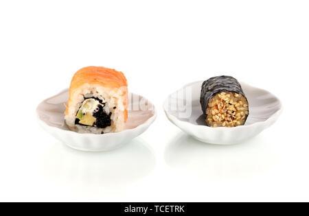 Zwei verschiedene Brötchen serviert auf kleinen Tellern isoliert auf weißem Stockfoto