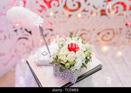 Trauung. Zwei goldene Hochzeit Ringe zur Festlegung von Fach von Rosen. Zubehör für Braut und Bräutigam. Vorbereitung für die Zeremonie Stockfoto