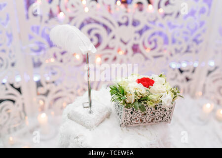 Trauung. Zwei goldene Hochzeit Ringe zur Festlegung von Fach von Rosen. Zubehör für Braut und Bräutigam. Vorbereitung für die Zeremonie Stockfoto