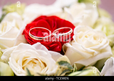 Trauung. Zwei goldene Hochzeit Ringe zur Festlegung von Fach von Rosen. Zubehör für Braut und Bräutigam. Vorbereitung für die Zeremonie Stockfoto