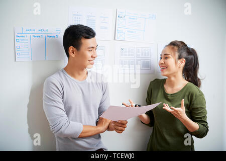 Designer und Marketing Manager diskutieren Projekt der neuen Website des Unternehmens Stockfoto