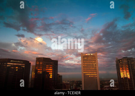 Phoenix, Arizona - 21. Oktober 2017: Wolkenkratzer im Zentrum von Phoenix in Rot sunrise Licht. Blick vom 22. Stock. Stockfoto