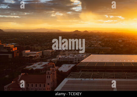 Phoenix, Arizona, Skyline bei Sonnenaufgang. Camelback Mountain in der Ferne auf einem Herbstmorgen Stockfoto