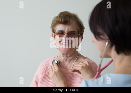 Mit der medizinischen Versorgung älterer Menschen weiblichen Patienten zufrieden Stockfoto
