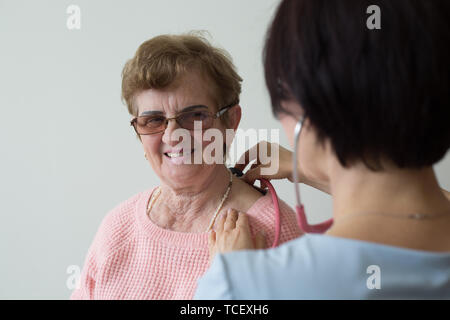 Ältere Menschen glücklich weiblichen Patienten medizinische Prüfung Gläser Stockfoto