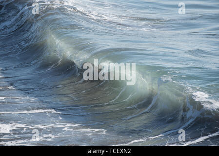 Herrliche Aussicht auf glatte Wellen auf der Oberfläche von sauberem Meerwasser an einem sonnigen Tag Stockfoto