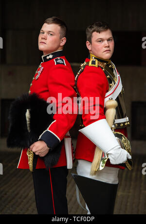 Auf 0001 Samstag, Juni 08 der Scots Guards, Thomas Dell von den Grenadier Guards (links) und sein Zwillingsbruder Trooper Ben Dell der Household Cavalry, die beide an der die Farbe Zeremonie am 8. Juni, der offiziellen Geburtstag der Königin Elisabeth II., ein Embargo verhängt. Stockfoto