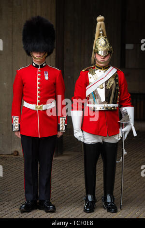 Auf 0001 Samstag, Juni 08 der Scots Guards, Thomas Dell von den Grenadier Guards (links) und sein Zwillingsbruder Trooper Ben Dell der Household Cavalry, die beide an der die Farbe Zeremonie am 8. Juni, der offiziellen Geburtstag der Königin Elisabeth II., ein Embargo verhängt. Stockfoto