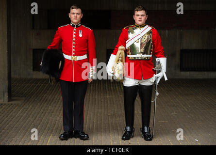 Auf 0001 Samstag, Juni 08 der Scots Guards, Thomas Dell von den Grenadier Guards (links) und sein Zwillingsbruder Trooper Ben Dell der Household Cavalry, die beide an der die Farbe Zeremonie am 8. Juni, der offiziellen Geburtstag der Königin Elisabeth II., ein Embargo verhängt. Stockfoto