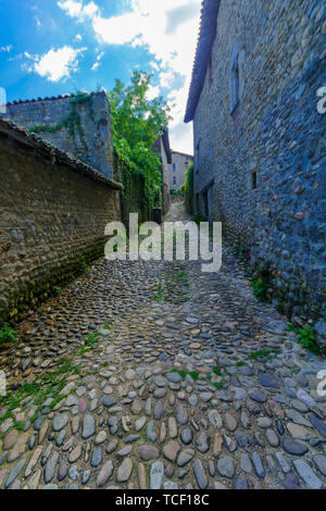 Blick auf eine Gasse in der mittelalterlichen Dorfes Perouges, Ain, Frankreich Stockfoto