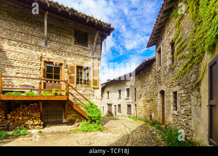 Blick auf eine Gasse in der mittelalterlichen Dorfes Perouges, Ain, Frankreich Stockfoto