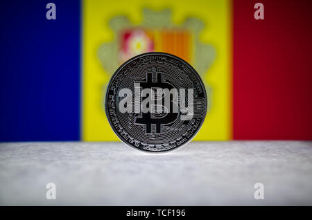 Physische silber Version von Bitcoin (BTC) und Andorra Flagge im Hintergrund. Konzeptionelle Bild für Investoren in cryptocurrency und Blockchain Technolog Stockfoto