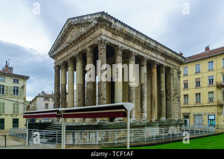 Der römische Tempel des Augustus und Livia, jetzt in einem Platz in der Stadt Vienne, Departement Isère, Frankreich Stockfoto